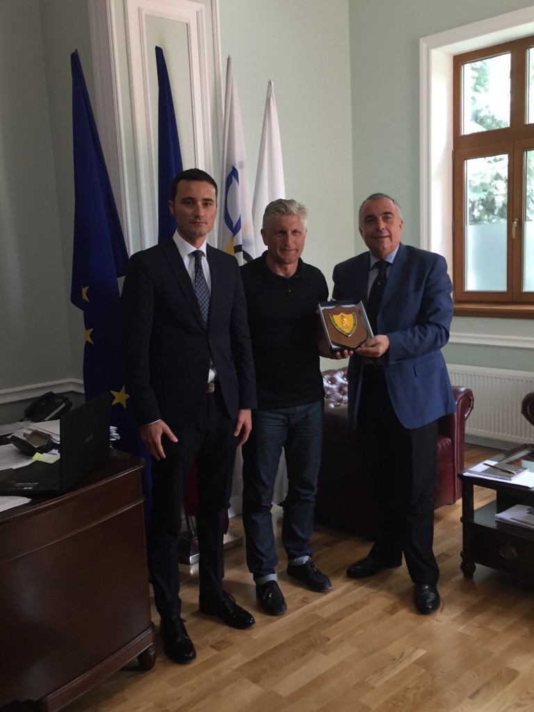 Incontro con Presidente Comitato Olimpico moldavo Nicolae Juravschi 768x1024 Le relazioni fra Italia e Repubblica Moldova passano anche da Predazzo