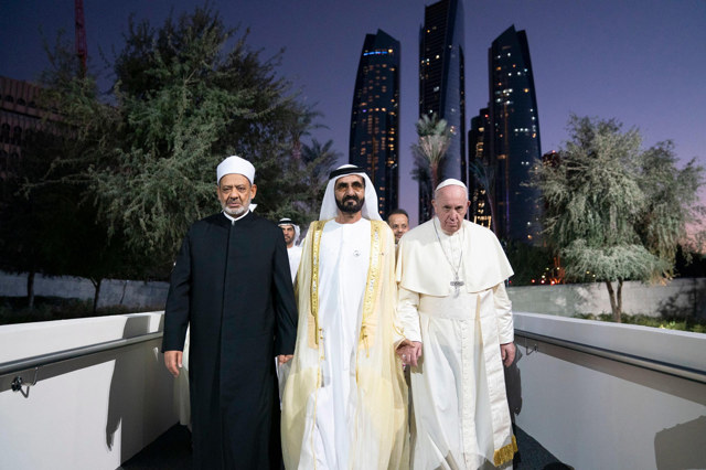 Emiro Mohammed bin Rashid con papa francesco LEmiro Mohammed bin Rashid (che fu in Val di Fiemme) accoglie il Papa ad Abu Dhabi