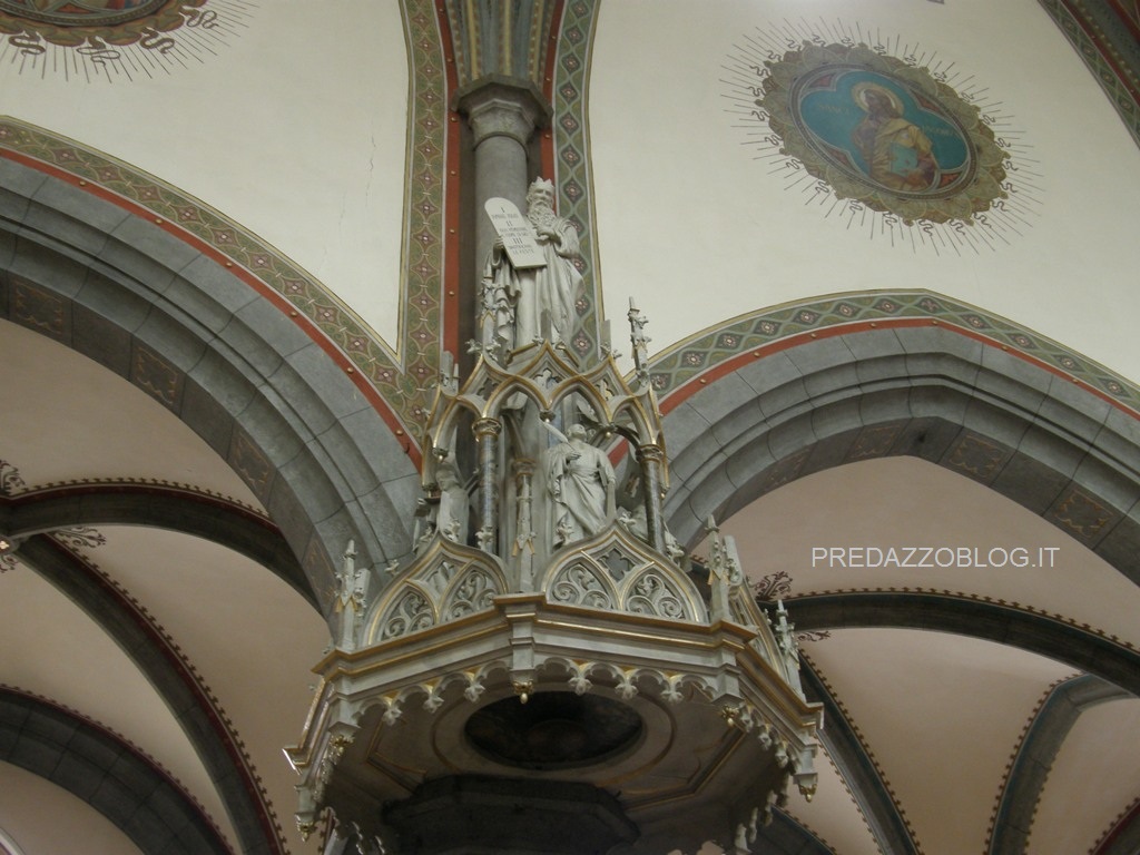 chiesa di predazzo pulpito con statua mose predazzo blog Predazzo, avvisi della Parrocchia dal 18 al 25 marzo