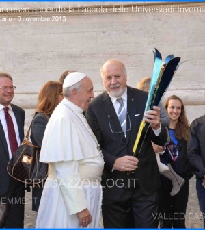 papa francesco fiaccola universiadi 2013 genziana delle alpi predazzoblog2
