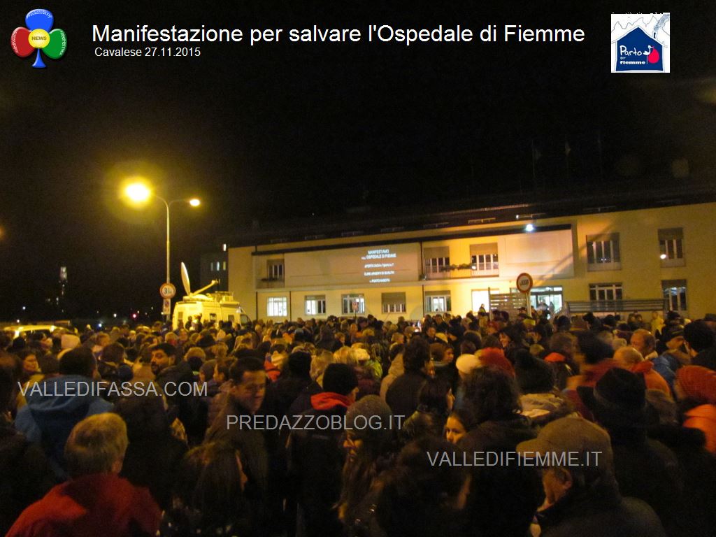 manifestazione ospedale fiemme 27.11.05 cavalese1 Luca Zeni rassicura gli amministratori di Fiemme