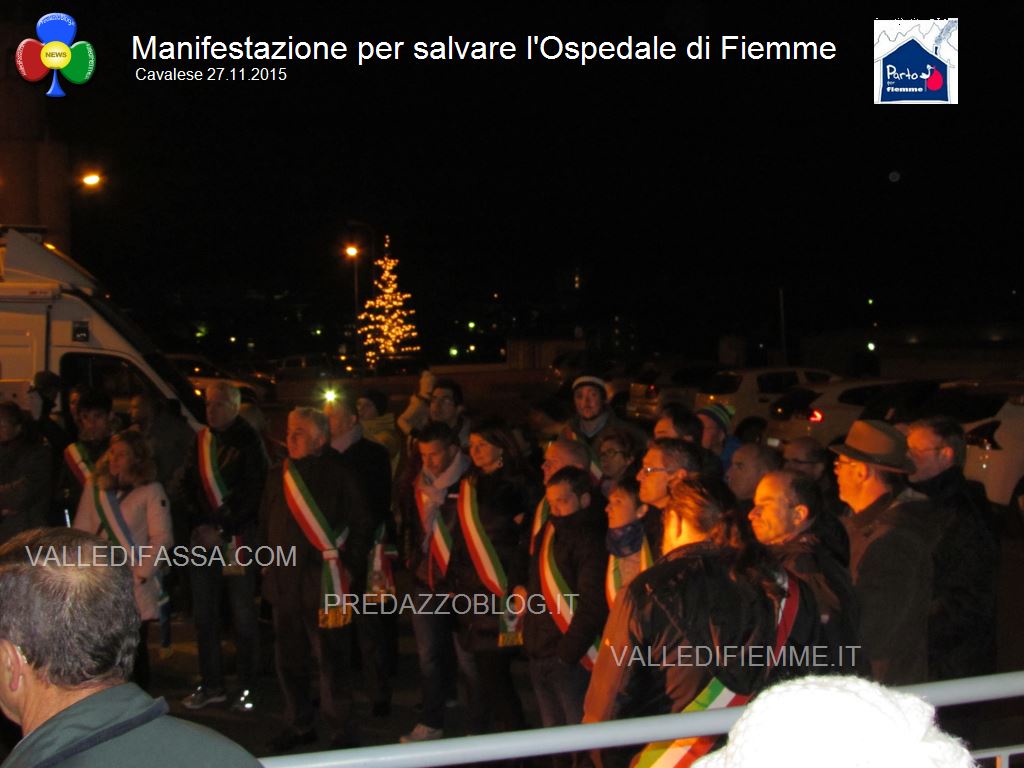manifestazione ospedale fiemme 27.11.05 cavalese31 Luca Zeni rassicura gli amministratori di Fiemme