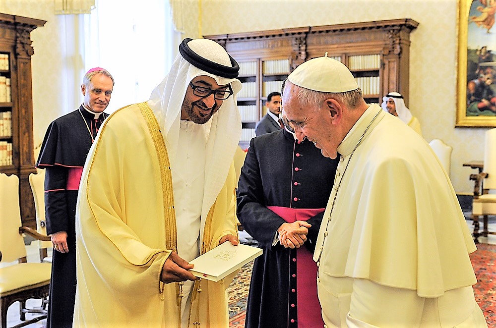 Sceicco Mohammed con papa francesco LEmiro Mohammed bin Rashid (che fu in Val di Fiemme) accoglie il Papa ad Abu Dhabi