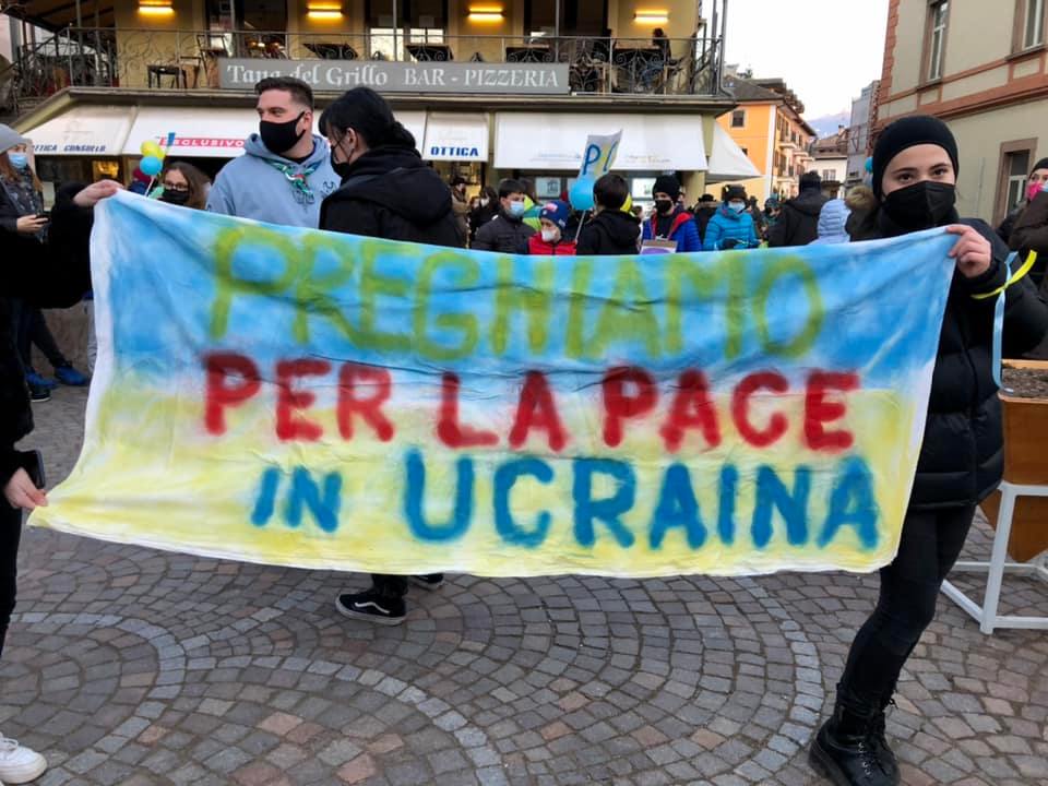 manifestazione pace ucraina a cavalese 3 Cavalese, in 700 manifestano per la pace in Ucraina 