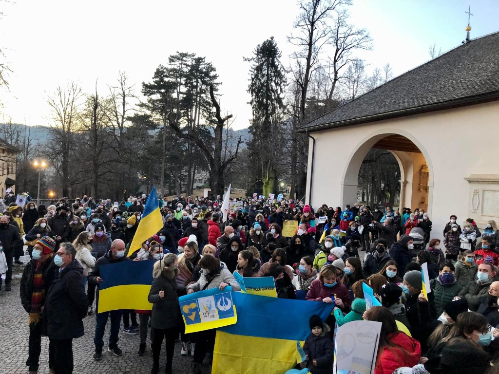 manifestazione pace ucraina a cavalese 4 1024x768 Cavalese, in 700 manifestano per la pace in Ucraina 